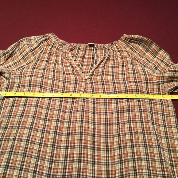 Woman’s plaid great condition top - Picture 3 of 4